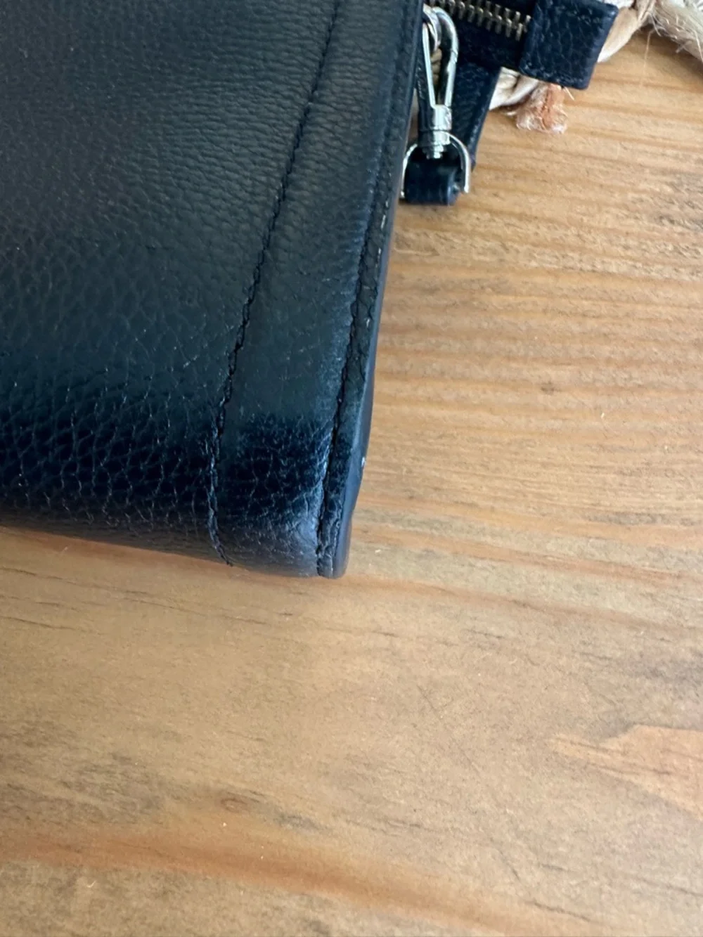 Kate Spade simple and classic black leather crossbody bag